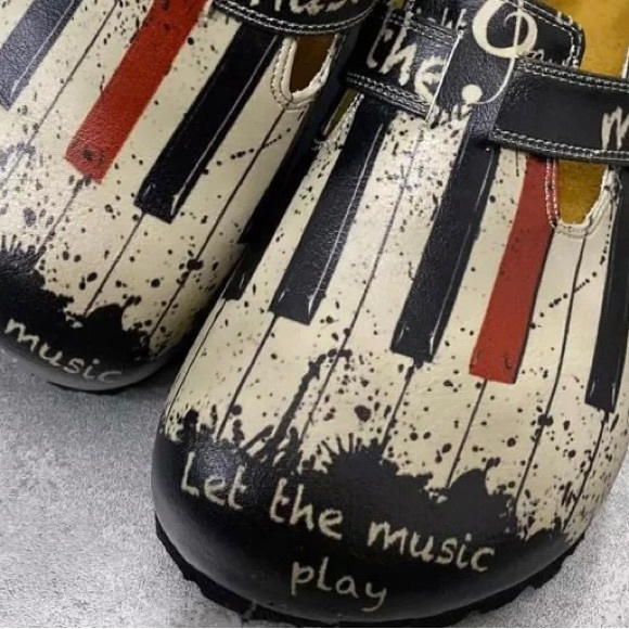 CALCEO BLACK & WHITE, RED PIANO PATTERN, “LET THE MUSIC PLAY” CLOGS. - Picture 5 of 14